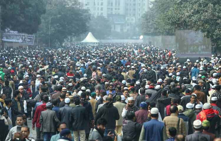 জিয়াউর রহমানের সমাধি সৌধ এলাকায় বিপুল সংখ্যক নেতাকর্মী ও সাধারণ মানুষের উপস্থিতি লক্ষ্যণীয়।
