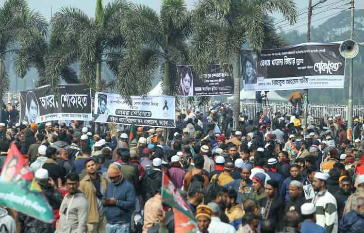 গুলশানে অবস্থিত তারেক রহমানের বাসা থেকে মানিক মিয়া অ্যাভিনিউয়ে নেওয়া হচ্ছে সাবেক প্রধানমন্ত্রী ও বিএনপি চেয়ারপারসন খালেদা জিয়ার মরদেহ। বেলা ১১টা ৩ মিনিটে তারেক রহমানের গুলশানের ১৯৬ নম্বর বাসা থেকে মানিক মিয়া অ্যাভিনিউয়ের উদ্দেশ্যে রওনা হয় গাড়িবহর।