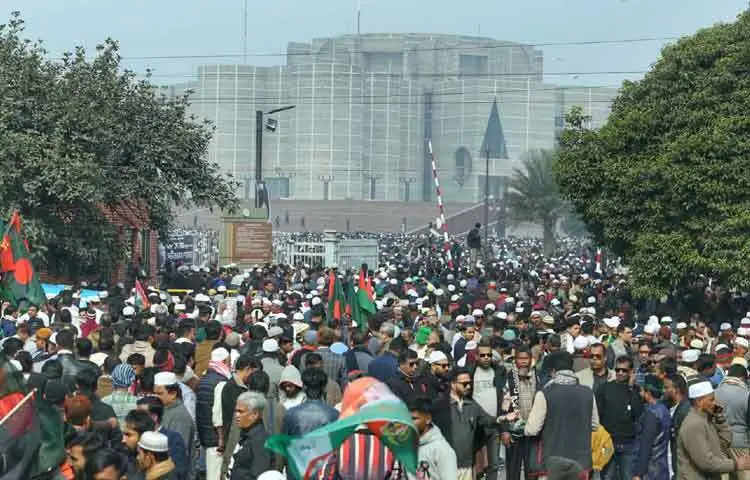 বেগম খালেদা জিয়াকে স্বামী জিয়াউর রহমানের কবরের পাশে সমাহিত করা হবে। সম্পূর্ণ রাষ্ট্রীয় মর্যাদায় বেগম খালেদা জিয়াকে দাফন করা হবে। এরই মধ্যে এখানে সকল প্রস্তুতি সম্পন্ন করা হয়েছে।