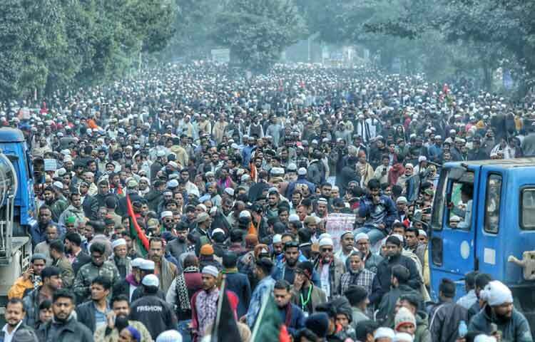 মানিক মিয়া এভিনিউ ও সংসদ ভবন এলাকায় বেগম খালেদা জিয়ার জানাজায় অংশ নিতে রাজধানীর বিভিন্ন সড়ক দিয়ে মানুষের স্রোত আসছে।