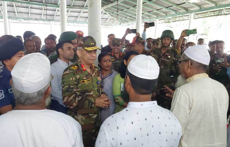 হিন্দু সম্প্রদায়ের উদ্দেশ্যে সেনাবাহিনীর নবম পদাতিক ডিভিশনের জিওসি মেজর জেনারেল মো. মঈন খান বলেছেন, ‘শেষ রক্তবিন্দু দিয়ে হলেও আপনাদের অধিকার রক্ষা করবো। এটা আমাদের সাংবিধানিক দায়িত্ব।’ ছবি: বি.এম খোরশেদ
