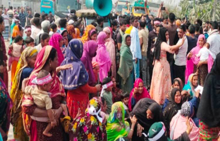 মানিকগঞ্জের সাটুরিয়া উপজেলার নয়াডিঙ্গিতে ঢাকা-আরিচা মহাসড়ক অবরোধ করেছেন স্থানীয় বাসিন্দারা। ছবি: মো. সজল আলী