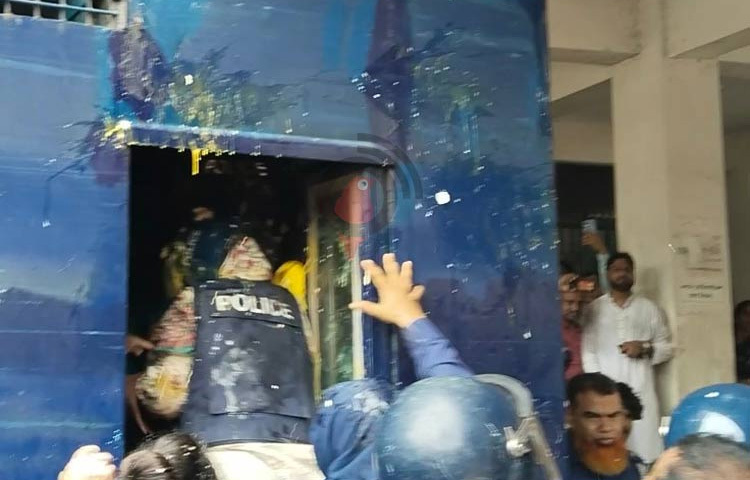 জনপ্রিয় কণ্ঠশিল্পী সাবেক সংসদ সদস্য মমতাজ বেগমকে লক্ষ্য করে মানিকগঞ্জ আদালতে ডিম নিক্ষেপ করেছে জনতা। শুনানি শেষে তাকে প্রিজনভ্যানে তোলার সময় ছাত্রদল, যুবদল ও সাধারণ জনগণ ‘ফাঁসি চাই’ স্লোগান দিয়ে এসব ডিম ছুড়ে মারেন। ছবি: মো. সজল আলী