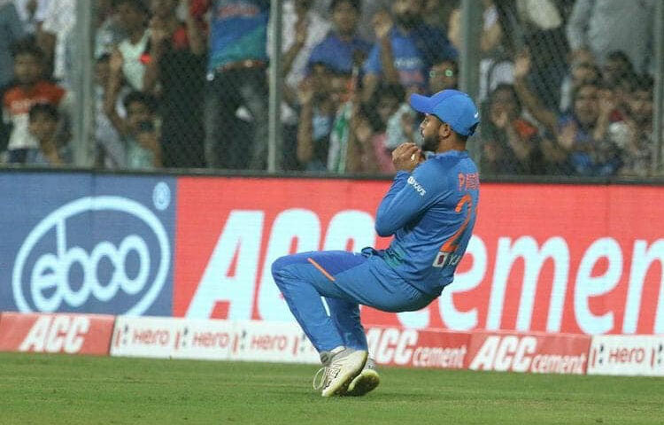 ২০০৯ সালে আইপিএলে রয়্যাল চ্যালেঞ্জার্স বেঙ্গালুরুর হয়ে খেলতে নামেন মনিশ। সেখানেই ইতিহাস তৈরি করেন তিনি। প্রথম ভারতীয় ব্যাটসম্যান হিসেবে আইপিএলে সেঞ্চুরি হাঁকান। সেই সেঞ্চুরি যেন তার ক্রিকেট জীবনের মোড় ঘুরিয়ে দিয়েছিল। রাতারাতি পরিচিত নাম হয়ে ওঠেন মনিশ পাণ্ডে।