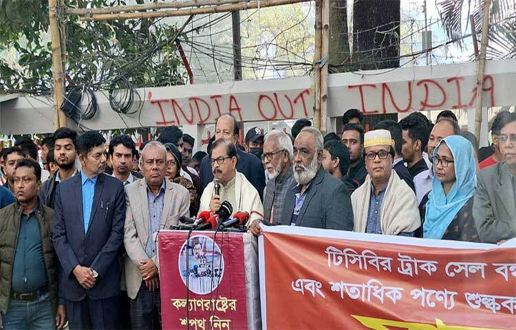 বর্তমান সরকার এতই যোগ্য যে থানা থেকে ওসি পালিয়ে যায় কিন্তু টেরই পায় না- এমন মন্তব্য করেছেন নাগরিক ঐক্যের সভাপতি মাহমুদুর রহমান মান্না। ছবি: শান্ত রায়হান