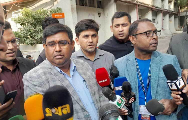 ভয়াবহ অগ্নিকাণ্ডে পুড়ে যাওয়া সচিবালয়ের ৭ নম্বর ভবনটি মেরামত করে ব্যবহার উপযোগী করা সম্ভব বলে মনে করছেন ইডেন ভবন গণপূর্ত বিভাগের উপ-সহকারী প্রকৌশলী আব্দুল মান্নান ভুঁইয়া। ছবি: মাসুদ রানা