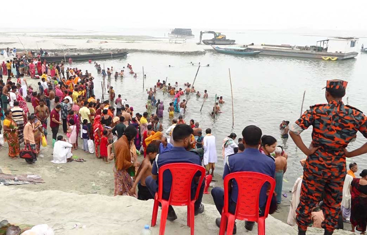 এ উপলক্ষে প্রশাসনের পক্ষ থেকে নেওয়া হয়েছে বাড়তি নিরাপত্তা ব্যবস্থা। ছবি: বি.এম খোরশেদ