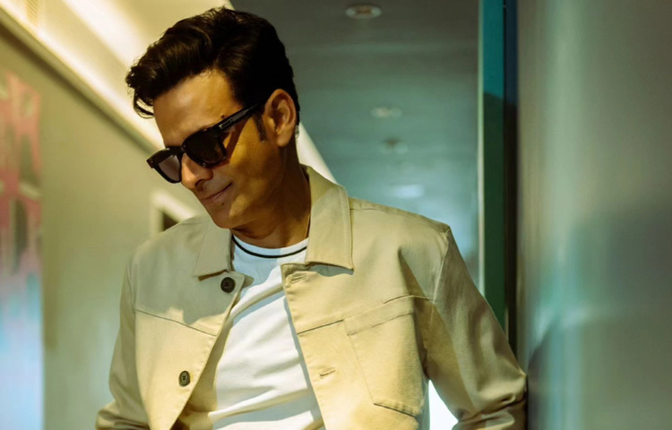 কলেজে পড়ার সময় তিনি মঞ্চে অভিনয় চালিয়ে যান।