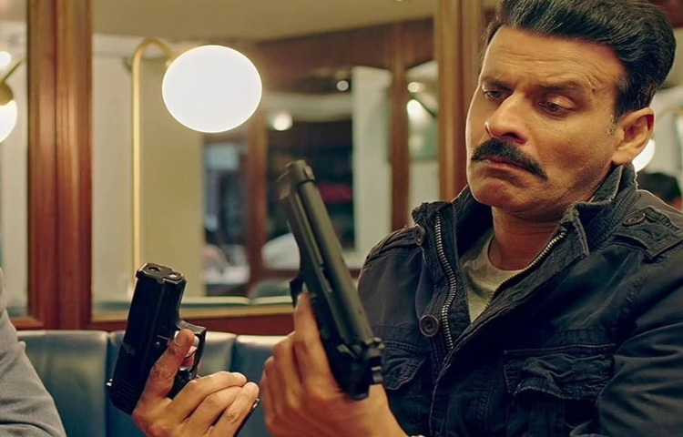 মনোজ বাজপেয়ী বেছে নিয়েছেন সেই পথ, যেখানে বাণিজ্যিক চটক নেই, আছে গভীরতা। ‘শূল’, ‘পিঞ্জর’, ‘অলিগড়’, ‘গলি গুলিয়ান’, ‘তাণ্ডব’, ‘সোনচিড়িয়া’ কিংবা ‘ভোসলে’ সব জায়গায় তিনি চরিত্রের ছায়ায় ঢুকে পড়েছেন এমনভাবে যেন চরিত্রটিই তার নিজস্ব এক রূপ।