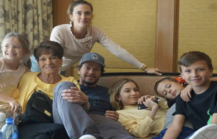 শৈশবে মার্ক ওয়ালবার্গ ছিলেন পরিবারের নবম সন্তান। স্কুল ফাঁকি, মারামারি, মাদকাসক্তি সবকিছু মিলিয়ে কৈশোরটা কেটেছিল উথাল-পাথাল।