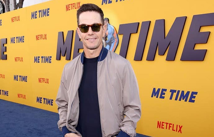 মার্ক ওয়ালবার্গের ক্যারিয়ার শুরু হয় সংগীতশিল্পী হিসেবে। ‘মার্কি মার্ক অ্যান্ড দ্য ফাঙ্কি বাঞ্চ’ নামে তার হিপ-হপ ব্যান্ড একসময় তুমুল জনপ্রিয়তা পায়। ‘গুড ভাইব্রেশনস’ গানটি চার্টের শীর্ষে জায়গা করে নেয়। কিন্তু সংগীতজগতে জনপ্রিয়তা পেলেও মার্কের চোখ তখন অভিনয়ের দিকে।