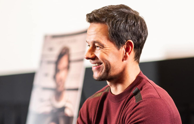 ২০০৬ সালে মার্টিন স্করসেজির পরিচালনায় ‘দ্য ডিপার্টেড’ সিনেমায় মার্ক ওয়ালবার্গের অনবদ্য পারফরম্যান্স তাকে প্রথমবারের মতো একাডেমি অ্যাওয়ার্ডে মনোনয়ন এনে দেয়। একজন সরাসরি ও তীক্ষ্ণ পুলিশ অফিসারের ভূমিকায় তিনি চমৎকারভাবে নিজেকে উপস্থাপন করেন।