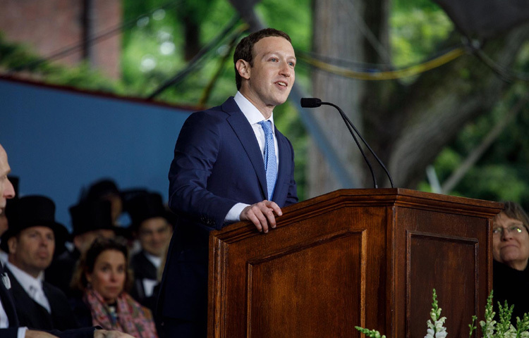 সফলতার পথ কখনোই কেবল ফুলে ফুলে সাজানো থাকে না। জুকারবার্গের জীবনেও এসেছে চ্যালেঞ্জের পর্ব। ফেসবুককে ঘিরে নানা সময় গোপনীয়তা লঙ্ঘন, ভুয়া তথ্য ছড়ানো এবং রাজনৈতিক হস্তক্ষেপের অভিযোগ উঠেছে। কেমব্রিজ অ্যানালিটিকা কেলেঙ্কারির পর মার্ককে মার্কিন কংগ্রেসেও জবাবদিহি করতে হয়েছিল।