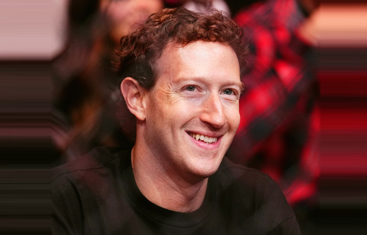 ২০০৪ সালে হার্ভার্ড ইউনিভার্সিটির এক ডরমরুম থেকে শুরু হয় ফেসবুকের যাত্রা। প্রথমে এটি ছিল বিশ্ববিদ্যালয়ের শিক্ষার্থীদের মধ্যে একটি নেটওয়ার্কিং সাইট, যার নাম ছিল ‘দ্যা ফেসবুক’। বন্ধুবান্ধবদের মধ্যে কানেকশন বাড়ানোর ইচ্ছাই ছিল শুরু করার পেছনের মূল অনুপ্রেরণা। কিন্তু কয়েক মাসের মধ্যেই এটি কেমব্রিজের সীমানা পেরিয়ে ছড়িয়ে পড়ে গোটা দুনিয়ায়। মাত্র ২০ বছর বয়সে নিজের তৈরি প্ল্যাটফর্ম দিয়ে মানুষের অনলাইন পরিচয় ও যোগাযোগের ধারণাই বদলে দেন জুকারবার্গ।