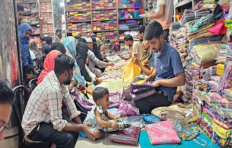 ঈদুল ফিতরকে সামনে রেখে জমে উঠেছে মেহেরপুর শহরের পোশাকের বাজার।