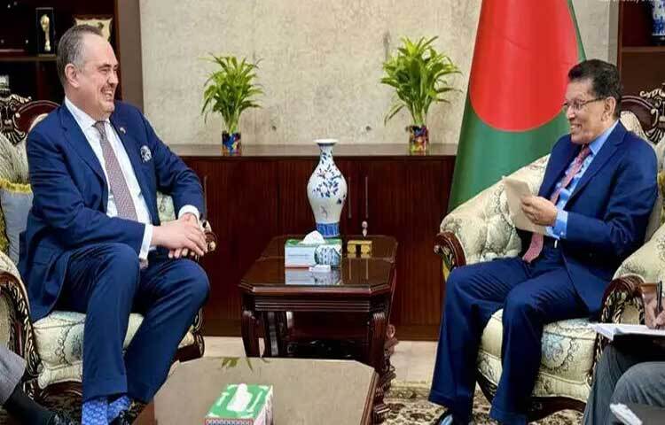 বাংলাদেশ ও যুক্তরাষ্ট্রকে আরও নিরাপদ, শক্তিশালী ও সমৃদ্ধ করতে যৌথভাবে কাজ চালিয়ে যাওয়ার আশাবাদ ব্যক্ত করেছেন ঢাকায় নিযুক্ত মার্কিন রাষ্ট্রদূত ব্রেন্ট টি. ক্রিস্টেনসেন।