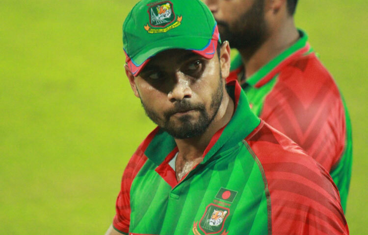 ২০০১ সালে আন্তর্জাতিক ক্রিকেটে অভিষেক হয় ‘নড়াইল এক্সপ্রেস’-এর। সেই সময়কার বাংলাদেশ দল ছিল গঠনপর্বে। মাশরাফির বোলিংয়ে যেমন ছিল গতি, তেমনি ছিল আগুনঝরা প্রতিশোধস্পৃহা। বারবার চোটে ভুগেও হাল ছাড়েননি তিনি। হাঁটুর অপারেশন শেষে মাঠে ফেরা তার কাছে ছিল যুদ্ধ জয়ের সমান।