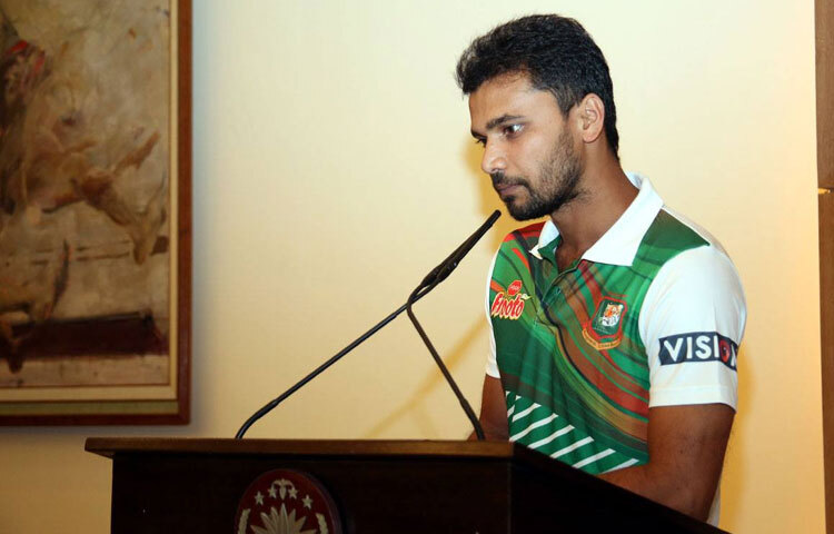 ছোটবেলা থেকেই খেলাধুলায় অদম্য ছিল মাশরাফি। নড়াইলের মাঠে ফুটবল, ব্যাডমিন্টন, এমনকি ভলিবলেও ছিলেন সমান পারদর্শী। কিন্তু ক্রিকেটের প্রতি ভালোবাসাই তাকে টেনে নেয় এই খেলায়।