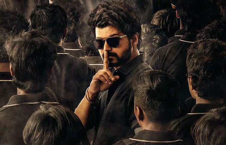 মাস্টার (২০২১): লকডাউনের পর মুক্তি পাওয়া বিজয়ের ‘মাস্টার’ দক্ষিণী ইন্ডাস্ট্রিকে আবারও প্রাণ ফিরিয়ে আনে। ছবিতে বিজয় অভিনয় করেন এক ক্যারিশমাটিক শিক্ষকের ভূমিকায়, যিনি যুবসমাজকে ভুল পথ থেকে ফিরিয়ে আনার চেষ্টা করেন। ভিলেন হিসেবে বিজয়ের বিপরীতে ছিলেন বিজয় সেতুপতি-যা ছবির অন্যতম আকর্ষণ। ‘মাস্টার’ বক্স অফিসে দুর্দান্ত সাফল্য পায় এবং বিজয়ের জনপ্রিয়তাকে আরও এক ধাপ এগিয়ে নেয়।