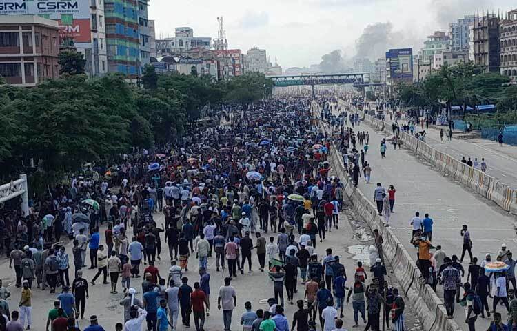 একপর্যায়ে সরকার কোটা সংস্কার করে। তবে কোটা সংস্কার আন্দোলন ঘিরে সহিংসতার জেরে এক দফা দাবি উঠে শেখ হাসিনার পদত্যাগ। ছবি: মাসুদ রানা