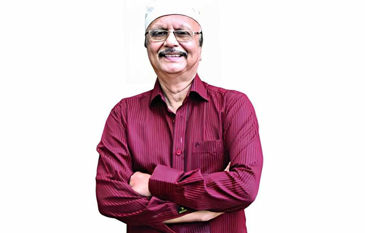 বাবার বিভিন্ন জায়গায় পোস্টিং এর কারণে মাত্র ১০ বছরে প্রায় ১২-১৪টি স্কুলে পড়েছেন তিনি। অষ্টম শ্রেণি থেকে দশম শ্রেণি পর্যন্ত পড়েছেন টাঙ্গাইলের মির্জাপুর হাইস্কুলে। এখান থেকেই মেট্রিক পাস করেন। পরে ময়মনসিংহ আনন্দমোহন কলেজে পড়েন।