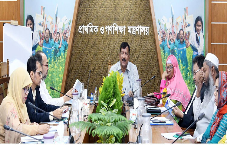 ঢাকায় মন্ত্রণালয়ের সভাকক্ষে মাসিক সমন্বয় সভায় সভাপতির বক্তৃতা করেন প্রাথমিক ও গণশিক্ষা মন্ত্রণালয়ের সচিব আবু তাহের মো. মাসুদ রানা। ছবি: পিআইডি