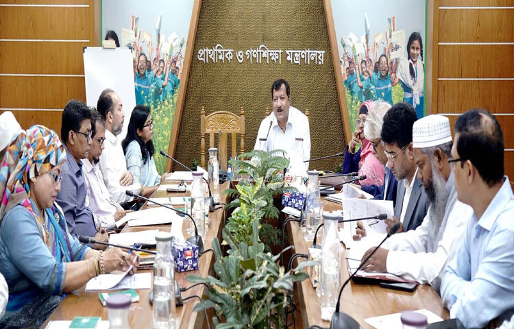মন্ত্রণালয়ের সভাকক্ষে সমন্বয় সভায় সভাপতিত্ব করেন প্রাথমিক ও গণশিক্ষা মন্ত্রণালয়ের সচিব আবু তাহের মো. মাসুদ রানা। ছবি: পিআইডি