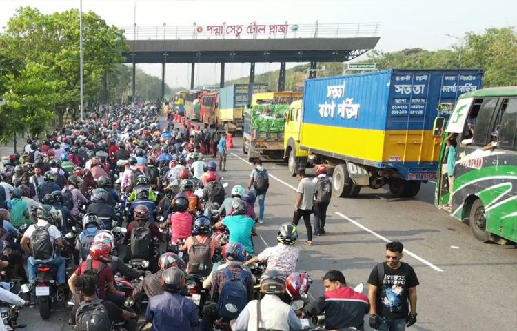 শৃঙ্খলা রক্ষায় কাজ করছে ট্রাফিক পুলিশসহ সংশ্লিষ্টরা। পরিস্থিতি সামাল দিতে হিমশিম খেতে হচ্ছে তাদের। ছবি: আরাফাত রায়হান সাকিব