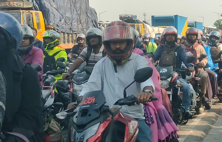 সরেজমিন দেখা যায়, এক্সপ্রেসওয়ে হয়ে গণপরিবহন, ব্যক্তিগত যানবাহনের পাশাপাশি যে যেভাবে পারছেন গন্তব্যে ছুটে চলেছেন। ছবি: আরাফাত রায়হান সাকিব