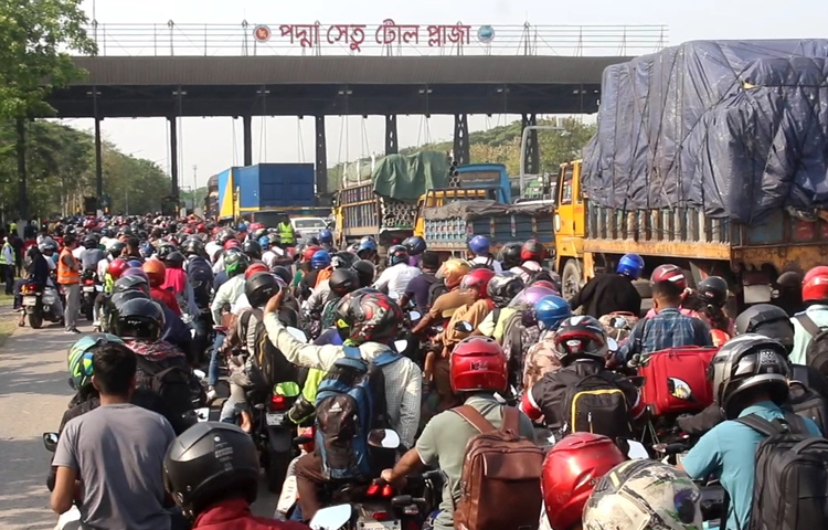 মাওয়া টোলপ্লাজা অভিমুখে মোটরসাইকেলের সারি। ছবি: আরাফাত রায়হান সাকিব