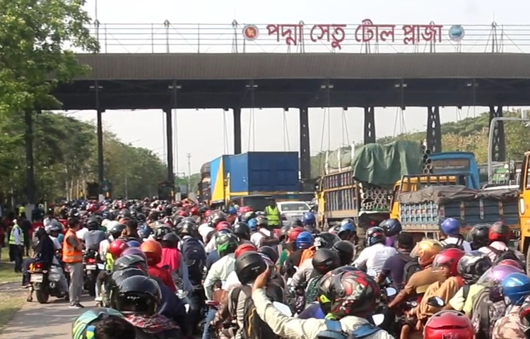পদ্মা সেতুতে এ মুহূর্তে চালু রয়েছে সাতটি বুথ। বাড়তি চাপে সকালে দুটি বুথে মোটরসাইকেলের টোল আদায় করা হয়। তবে ১০টার দিকে যানবাহনের চাপ বেড়ে যাওয়ায় বর্তমানে একটি বুথে পারি দিচ্ছে মোটরসাইকেল। ছবি: আরাফাত রায়হান সাকিব