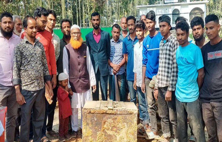 ময়মনসিংহের গৌরীপুর সাবরেজিস্ট্রার কার্যালয়ে টিনশেডের একটি জীর্ণ স্থাপনার মাটি খুঁড়ে দুটি পুরোনো সিন্ধুক পাওয়া গেছে। ছবি: কামরুজ্জামান মিন্টু