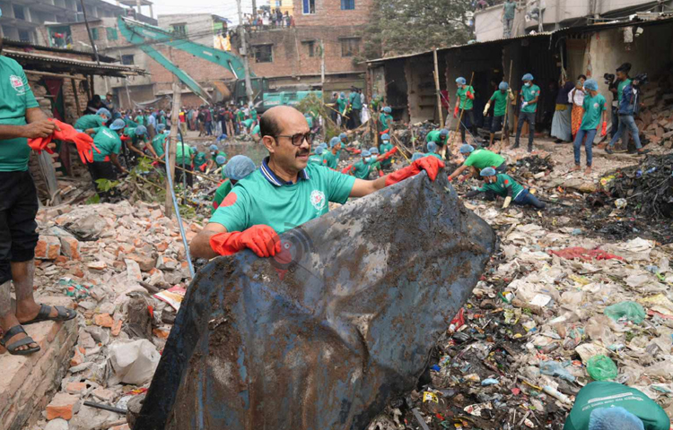 ময়লা পরিস্কার করতে বিডি ক্লিনের সঙ্গে মিরপুরের প্যারিস খালে নেমেছেন ঢাকা উত্তর সিটি করপোরেশনের মেয়র মো. আতিকুল ইসলাম আতিক। ছবি: মুসা আহমেদ