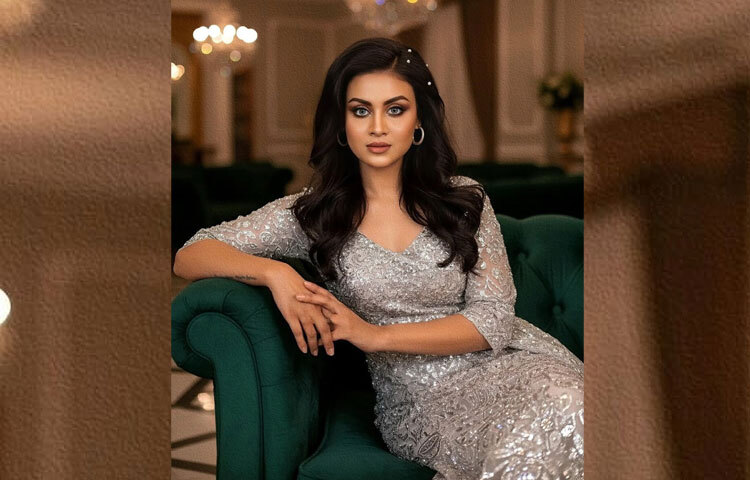 ঝলমলে সিকুইন কাজের বডিকন ফিট ড্রেসে তিনি যেন আধুনিকতার প্রতীক। সূক্ষ্ম আই মেকআপ আর স্টাইলিশ হেয়ার-ডু মিলিয়ে তৈরি হয়েছে নিখুঁত এক রেড-কার্পেট লুক।