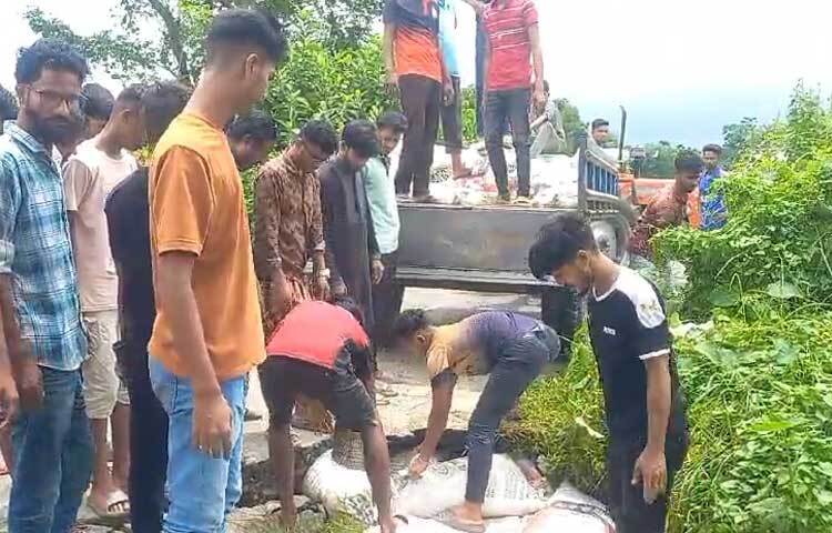 দেশের অন্যতম সেচ প্রকল্প চাঁদপুরের মতলব উত্তর উপজেলার মেঘনা ধনাগোদা বাঁধের ক্ষতিগ্রস্ত অংশ মেরামতে কাজ করছে স্থানীয় স্বেচ্ছাসেবী সেংগঠনের সদস্য ও রাজনৈতিক সংগঠনের নেতাকার্মীরা। ছবি: শরীফুল ইসলাম