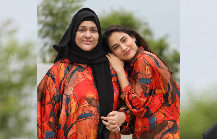 ক্যাপশনে লিখেছেন, ‘আমাদের পরিবারের হৃদয়। শুভ মা দিবস মা’। সঙ্গে জুড়ে দিয়েছেন ভালোবাসার ইমুজি। ছবি: মেহজাবীনের ফেসবুক থেকে