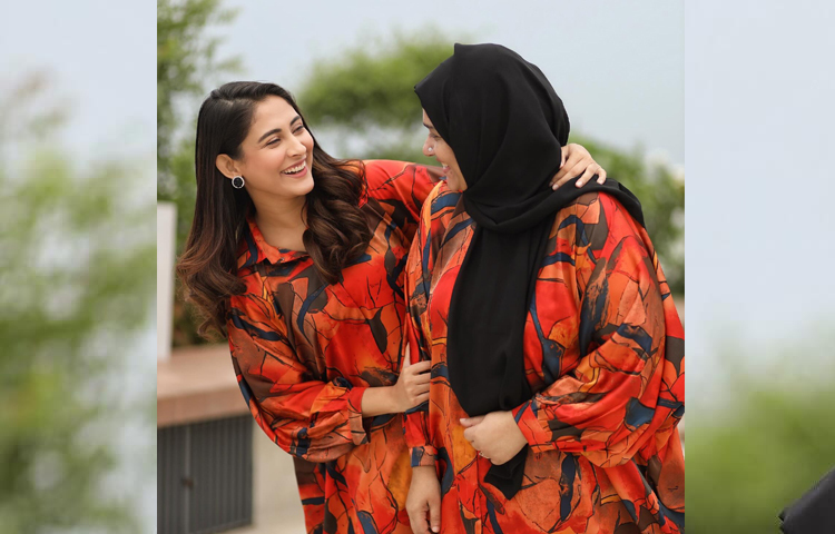 মা দিবস উপলক্ষে মেহজাবীন তার মায়ের সঙ্গে তোলা ছবিগুলো শেয়ার করেছিলেন। ছবি: মেহজাবীনের ফেসবুক থেকে