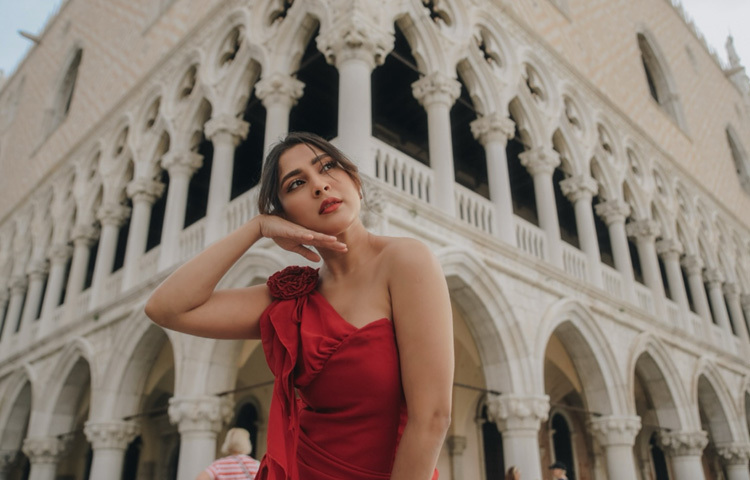 তবে শুধু শহরের সৌন্দর্য নয়, নজর কেড়েছে মেহজাবীনের স্টাইলও।