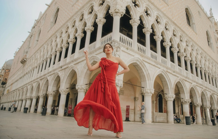 লাল ওয়ান শোল্ডার গাউনে তিনি যেন নিজেই এক ভাসমান সৌন্দর্য।