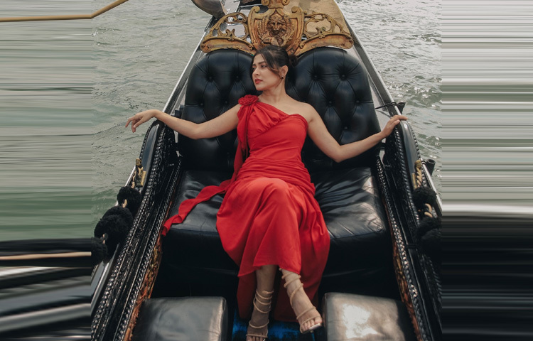 চারপাশের স্থাপত্যের ছায়া, শান্ত জলের শব্দ, আর গন্ডোলিয়ারদের কণ্ঠে ভেসে আসা মধুর সুর-সবকিছুতেই ছিল স্বপ্নের আবেশ।