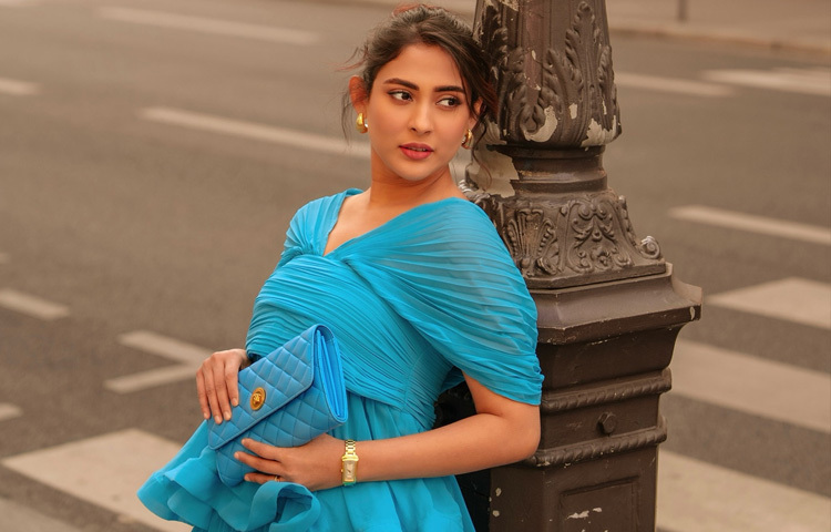 ভ্রমণ মানেই ছুটি, আর ছুটি মানেই এক্সপেরিমেন্টাল ফ্যাশন! মেহজাবীনের বেলায় তো সেটা আরও নিখুঁত।