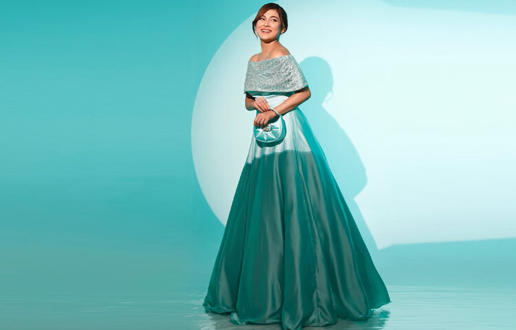 টারকোয়েজ নীল রঙের ফ্লোর-লেংথ গাউনে যখন মঞ্চে আবির্ভূত হলেন তিনি, তখন উপস্থিত সবাই যেন চোখ ফেরাতে ভুলে গিয়েছিলেন।