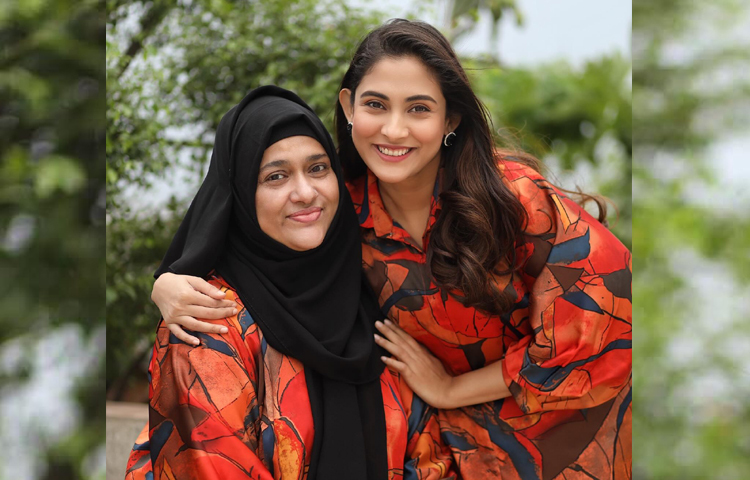 সম্প্রতি সবাইকে অবাক করে দিয়ে মায়ের সঙ্গে খুনসুটির বেশকিছু ছবি শেয়ার করেছেন তিনি। আর সেই ছবি সামাজিক যোগাযোগ মাধ্যমে রীতিমতো ভাইরাল। ছবি: মেহজাবীনের ফেসবুক থেকে