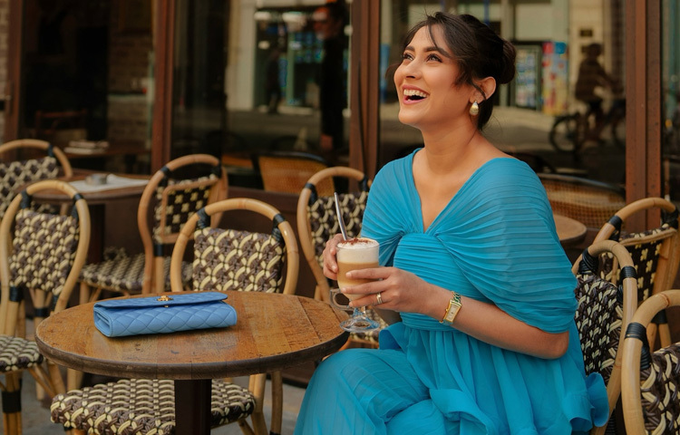 আঙুলে শোভা পাচ্ছে বিয়ের আংটি, কানে সোনালি স্টেটমেন্ট দুল আর হাতে ঘড়ি-প্রতিটি ডিটেইলেই মেহজাবীনের রুচির ছাপ স্পষ্ট। তাকে দেখলেই বোঝা যায়, স্টাইল তার কাছে বাহুল্য নয় বরং আত্মপ্রকাশের এক পরিশীলিত ভাষা।