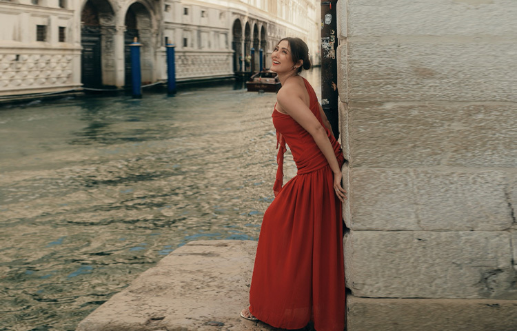 ছবিগুলো দেখলেই বোঝা যায় এই শহরকে তিনি শুধু দেখেননি, অনুভব করেছেন হৃদয়ের গহিনে।