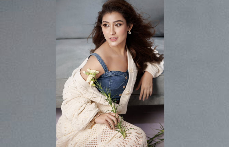 এই লুকে মেহজাবীনের পোশাক নির্বাচনে লক্ষণীয় বিষয় হলো আরাম আর স্টাইলকে সমান গুরুত্ব দেওয়া।