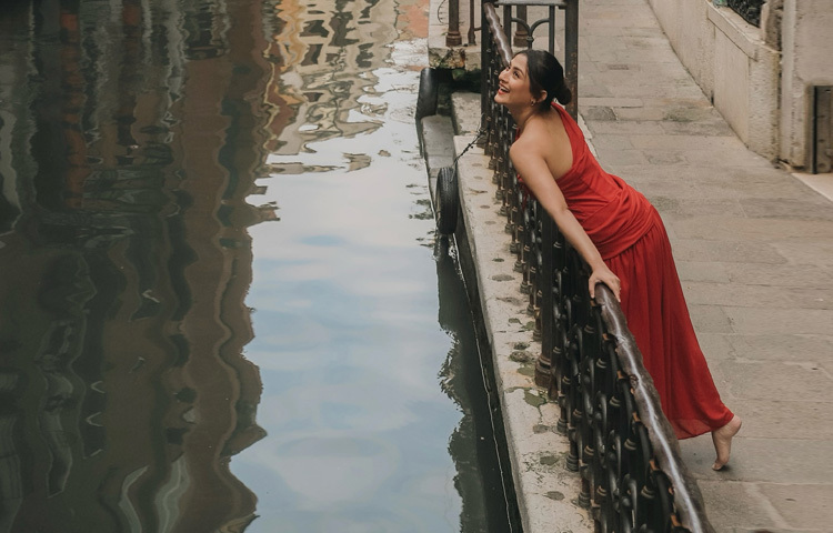 অভিনেত্রী পায়ের জন্য কখনো বেছে নিয়েছেন স্ট্র্যাপি হিল, কখনো আবার খালি পায়ে হেঁটেছেন পছন্দের শহরের অলিগলি।