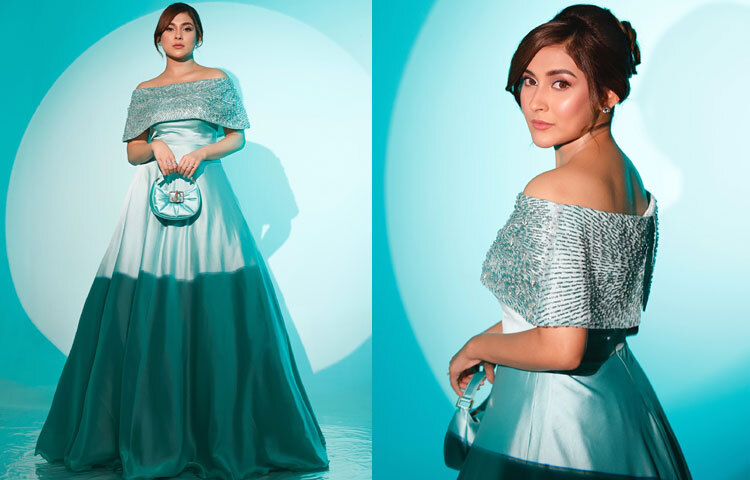 হাতে শোভা পেয়েছে আন্তর্জাতিক ফ্যাশন ব্র্যান্ড জিম্মি চু’র বিলাসবহুল ব্যাগ, যা পোশাকের রঙের সঙ্গে মানিয়ে গিয়েছে দারুণভাবে।