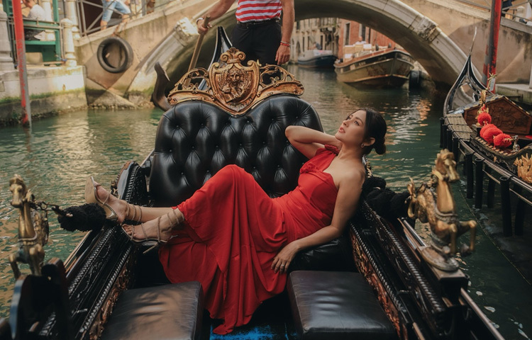 জেফ বেজোস ও কিম কার্ডাশিয়ানের মতো আন্তর্জাতিক তারকারা যেখানে আলোচনায়, সেখানে ভেনিসের গন্ডোলায় চড়ে নিজেদের গল্প লিখছেন মেহজাবীনও।