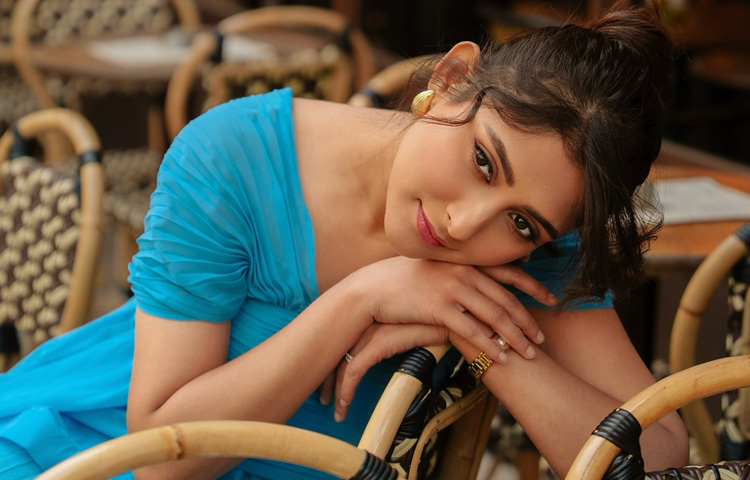 প্যারিসের পথে পথে ঘুরে বেড়ানো এই নায়িকার প্রতিটি ছবিই যেন একটা গল্প বলে ভ্রমণের, সৌন্দর্যের, আর নিখাদ ফ্যাশন সেন্সের।